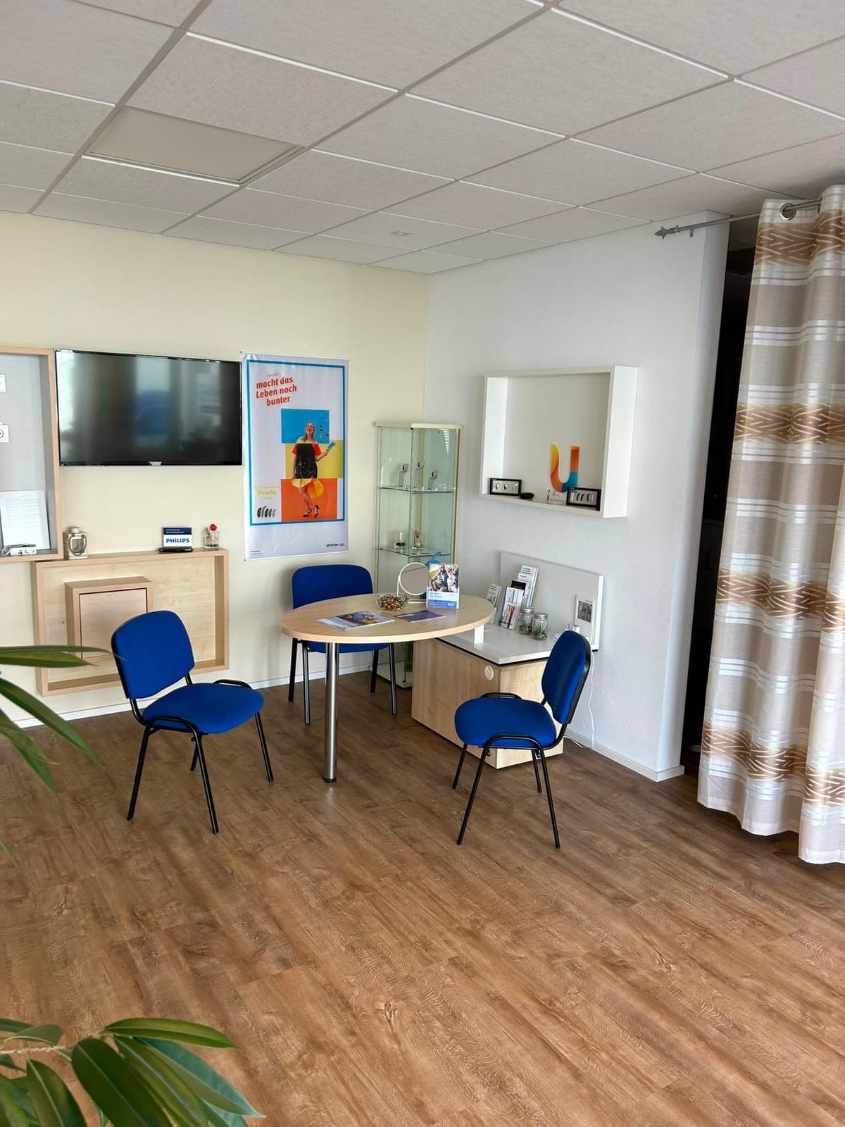 Wartebereich mit Sitzecke im HörStudio Steinbauer in Plattling